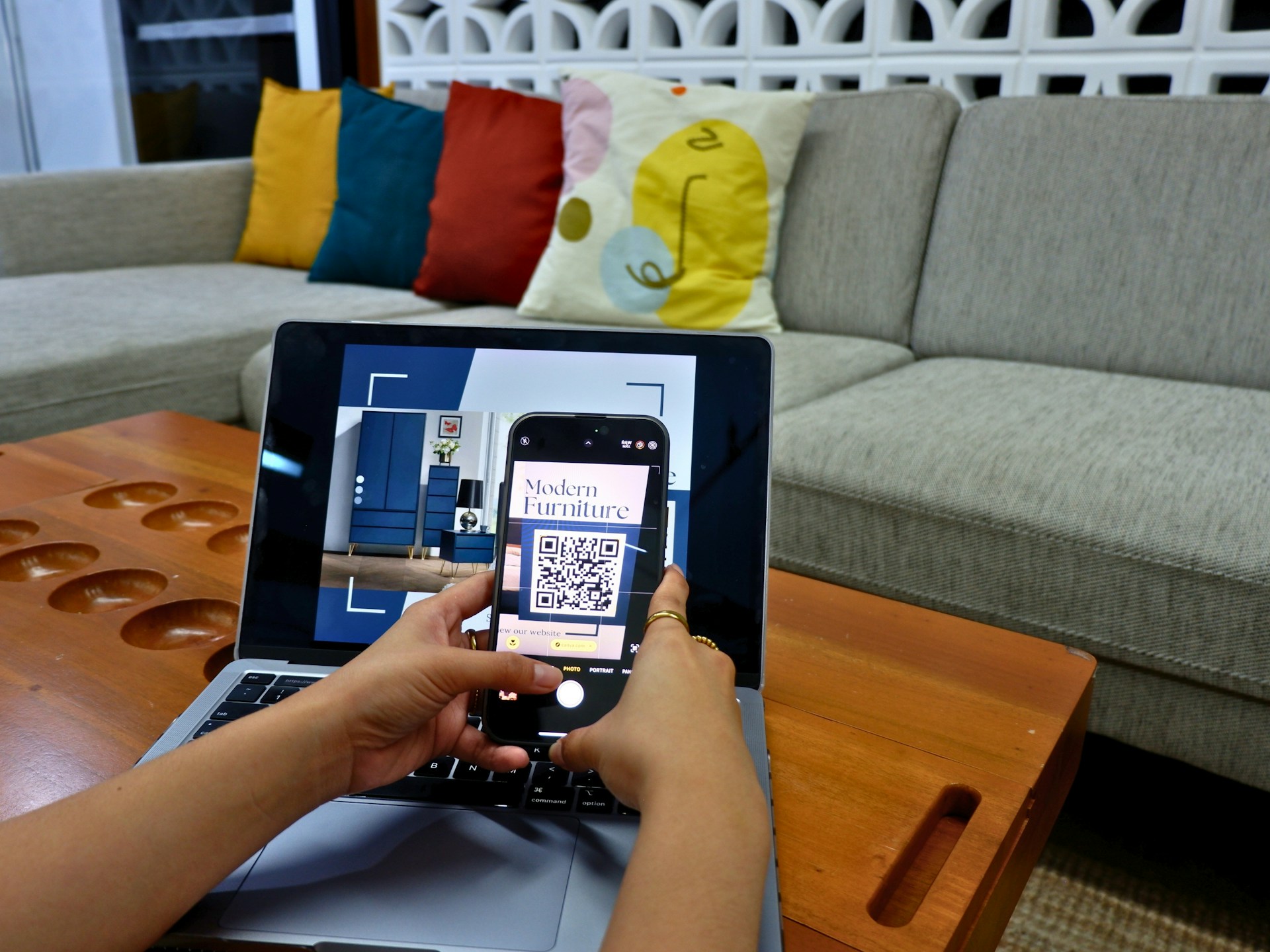 EIn QR Code wird auf einem Laptop Bildschirm gescannt.