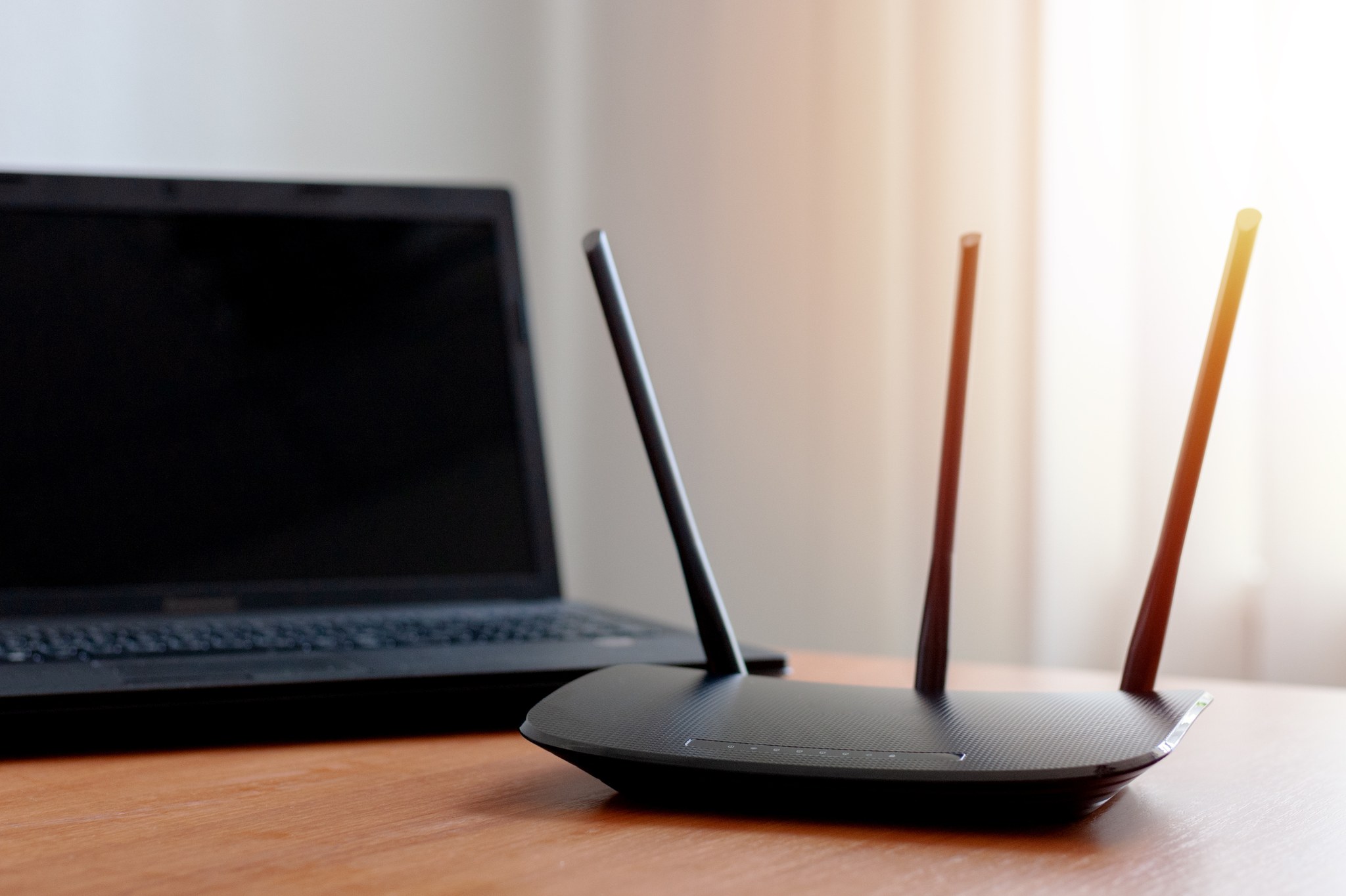 Wlan router neben Laptop